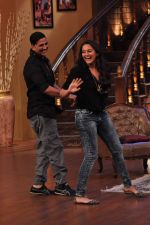 Sonakshi Sinha, Akshay Kumar promote Once upon a time in Mumbai Dobara on the sets of Comedy Nights with Kapil in Filmcity on 1st Aug 2013 (14 (145).JPG